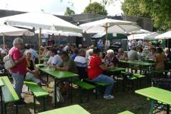 das Fest ist gut besucht bei gutem Wetter