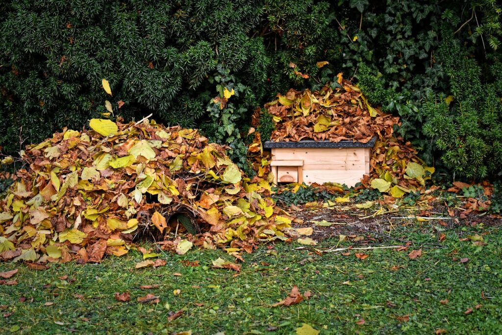 Mit laub lassen sich Überwinterungsmöglichkeiten für viele Tiere schaffen. Hier z. B. links und rechts eine Igelhaus.