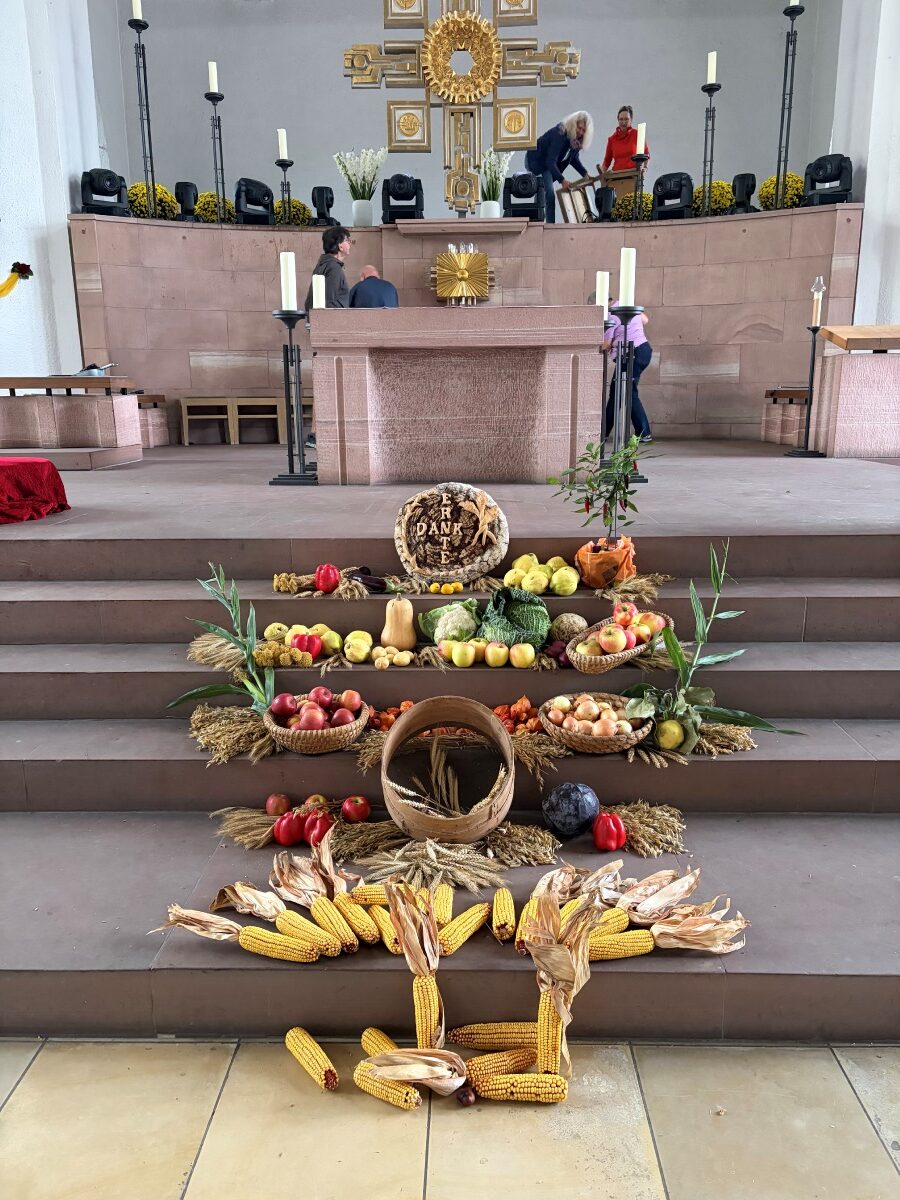 Bild: Vom OGV geschmückter Altar zum Erntedankfest in der Laurentius-Kirche am 3.10.2026